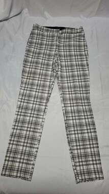 Adrienne Vittadini Black and White Plaid Tapered Leg Ankle Pants Size 6